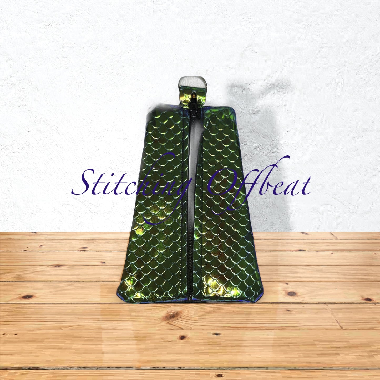 Triangle zipper pouch