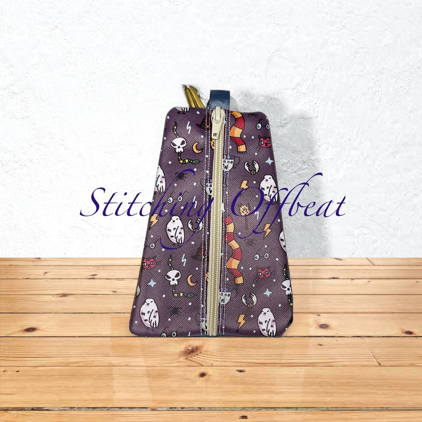 Triangle zipper pouch